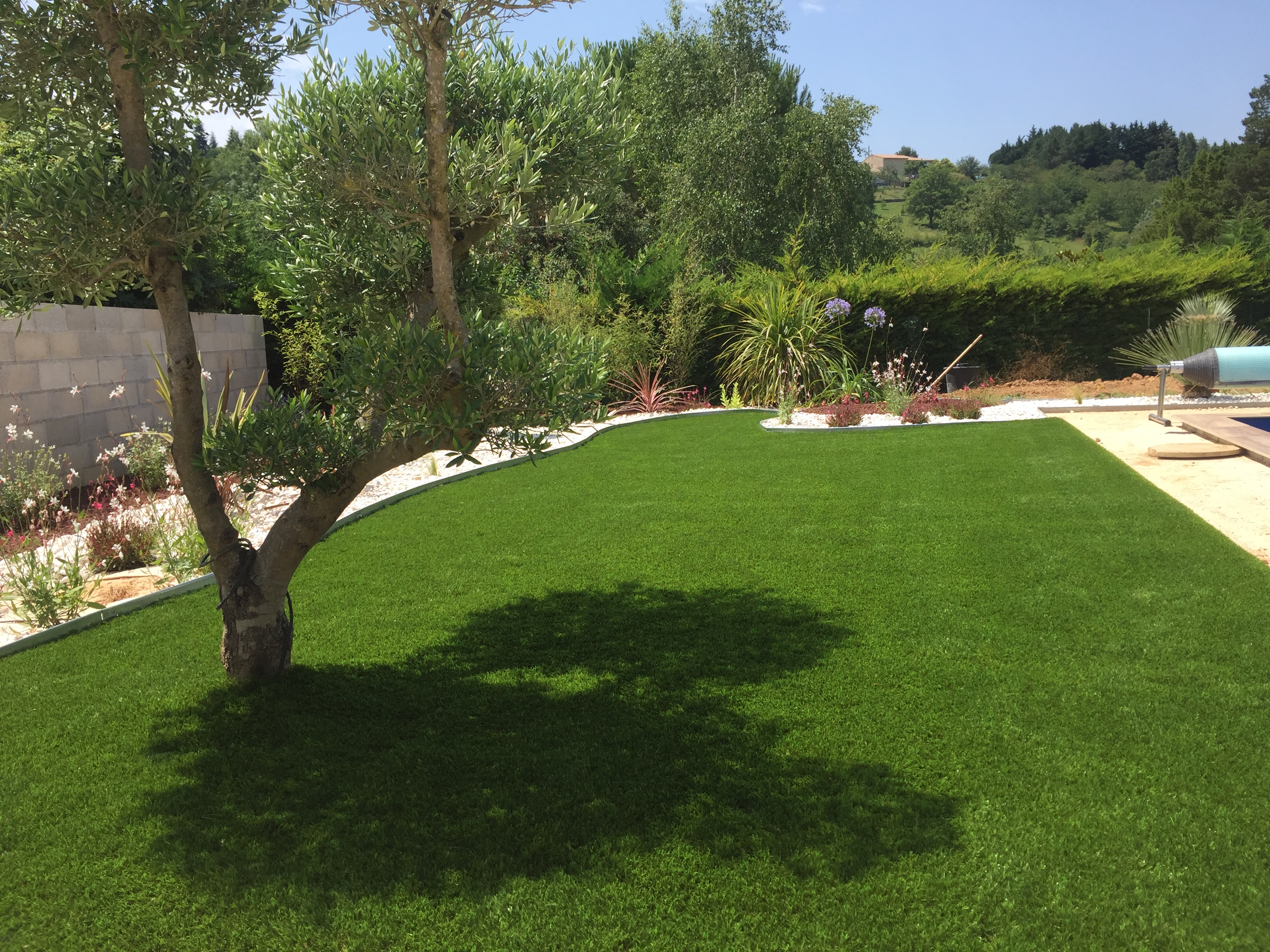 massif piscinAménagement d'un massif et tour de piscine : aménagement et pose du gazon synthétique terminée 